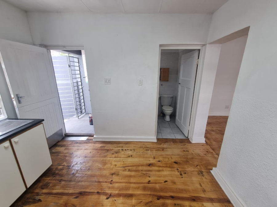 To Let 2 Bedroom Property for Rent in Lansdowne Western Cape